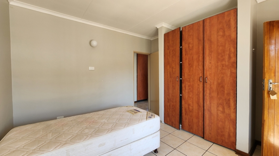 To Let 2 Bedroom Property for Rent in Kannoniers Park North West